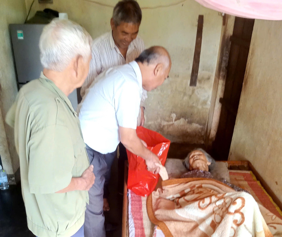 Ông Tống Đăng Liệu cùng cán bộ Hội NCT thị trấn tặng quà hội viên hoàn cảnh khó khăn