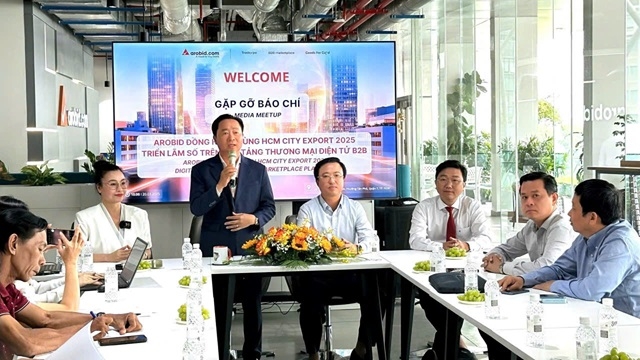 Ông Trần Văn Chín, Chủ tịch Hội đồng quản trị Công ty Cổ phần Công nghệ Arobid chia sẽ tại buổi ký kết hợp tác tổ chức Triển lãm số.
