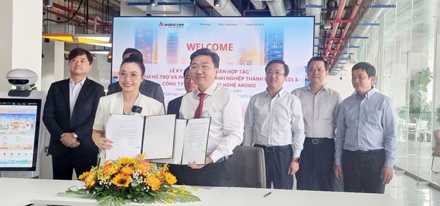 Ông Lê Minh Trung, Giám đốc Trung tâm Hỗ trợ và Phát triển doanh nghiệp TP Hồ Chí Minh (CSED) và bà Ngô Diệu Thủy, Tổng Giám đốc Arobid, ký kết hợp tác tổ chức Triển lãm số Arobid TradeXpo song song với Hội chợ hàng Việt Nam tiêu biểu Xuất khẩu 2025 - HCM CITY EXPORT 2025, dưới sự chứng kiến lãnh đạo của  Sở Công thương TP Hồ Chí Minh.