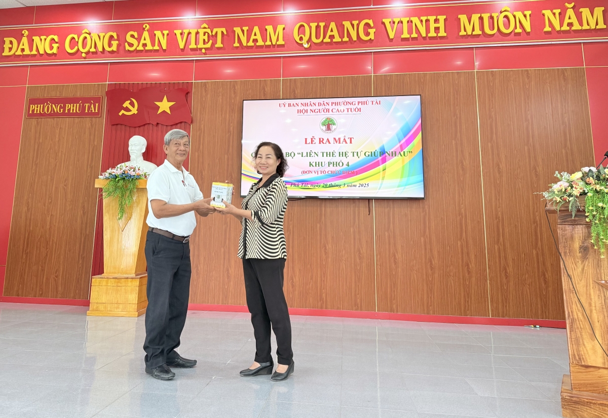 Ra mắt CLB Liên thế hệ tự giúp nhau khu phố 4