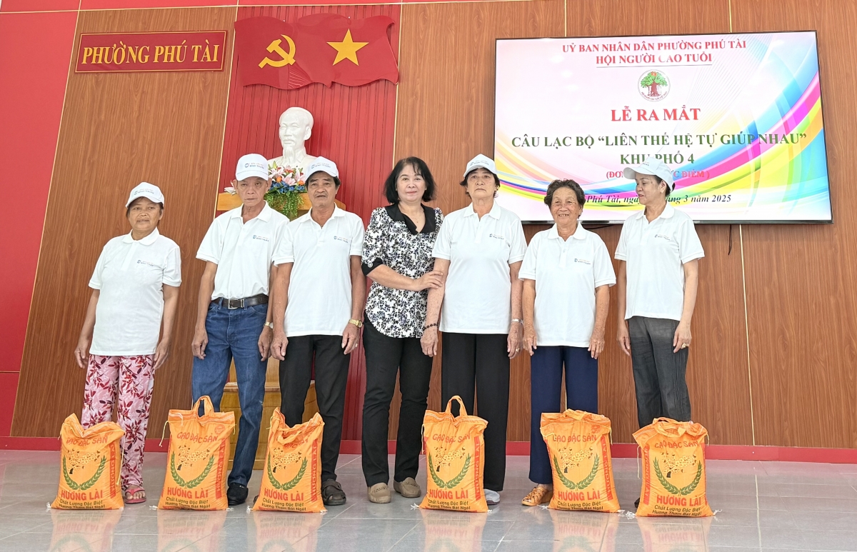 Ra mắt CLB Liên thế hệ tự giúp nhau khu phố 4