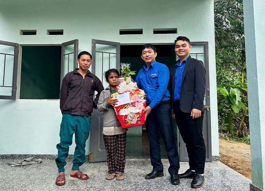 Ngôi nhà mới khang trang, kiên cố giúp bà con có cuộc sống tốt đẹp.