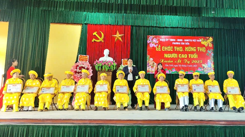 Lãnh đạo địa phương tặng quà mừng thọ NCT