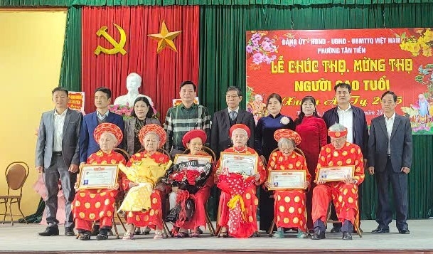 Lãnh đạo Hội NCT TP Hải Phòng và lãnh đạo phường Tân Tiến, quận An Dương tặng quà mừng thọ NCT phường Tân Tiến