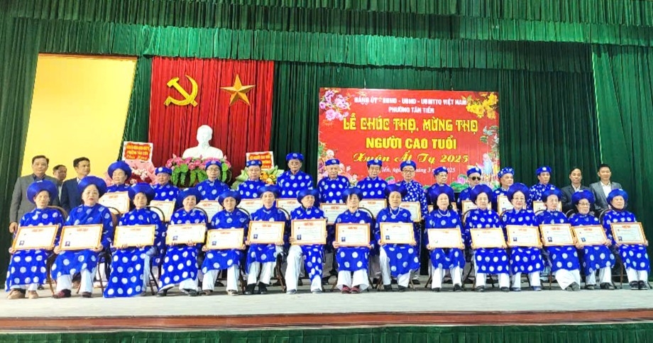 Tặng quà mừng thọ NCT phường Tân Tiến