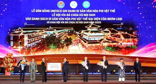 Ông Hoàng Đạo Cương, Thứ trưởng Bộ Văn hóa, Thể thao và Du lịch trao Bằng ghi danh của UNESCO cho Lãnh đạo tỉnh An Giang