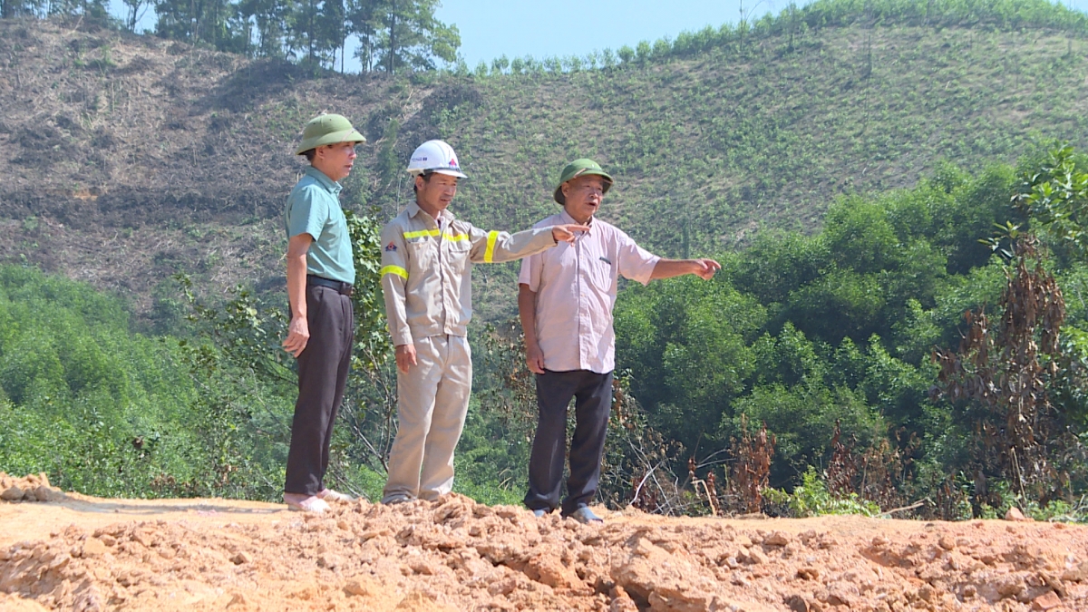 Ông Lê Quý Đáng (bên phải) giới thiệu khu đất hiến cho địa phương xây dựng nông thôn mới (8)