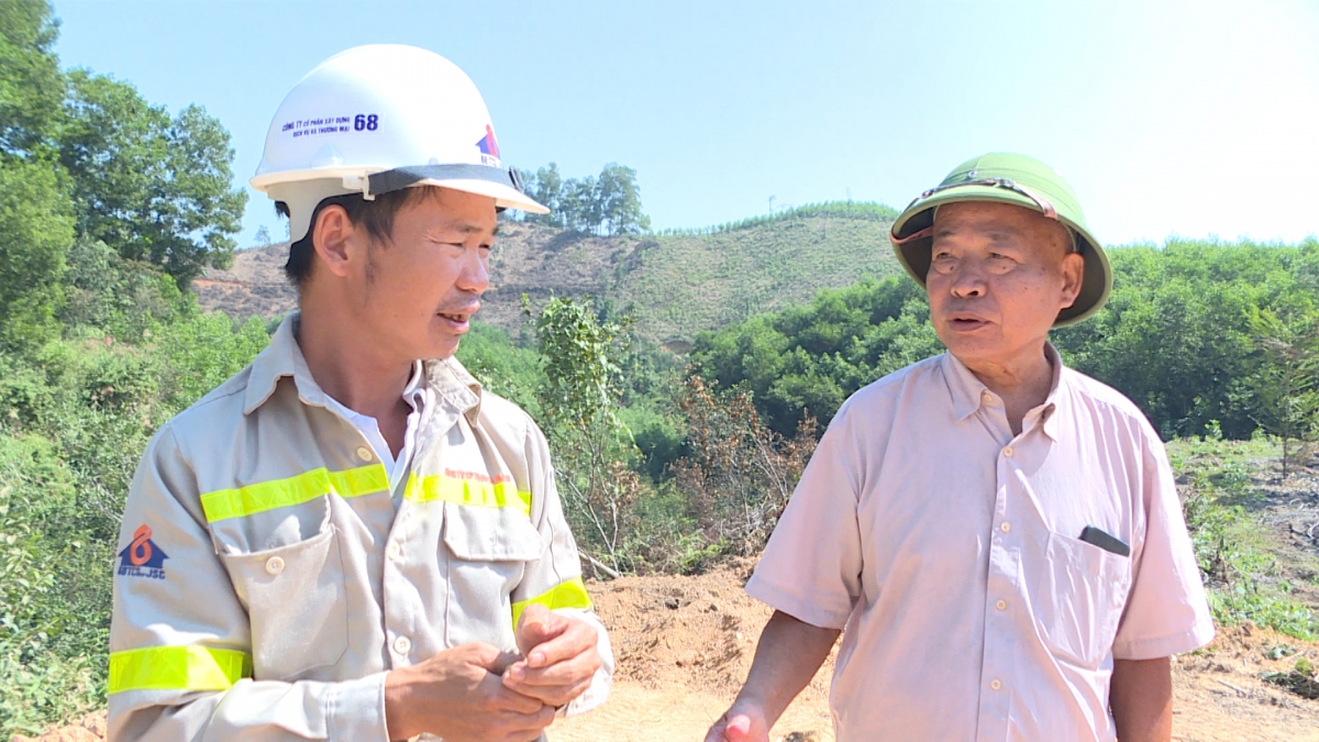 Ông Lê Quý Đáng giới thiệu khu đất hiến cho địa phương xây dựng nông thôn mới (4)