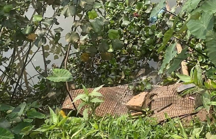 Khu vực xả thải, ông nước của cơ sở Trần Văn Tuế xả ra sông Lân nổi nhiều váng bọt.