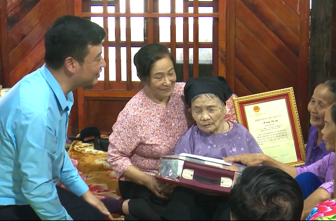 Tặng quà mừng thọ NCT huyện Bình Gia
