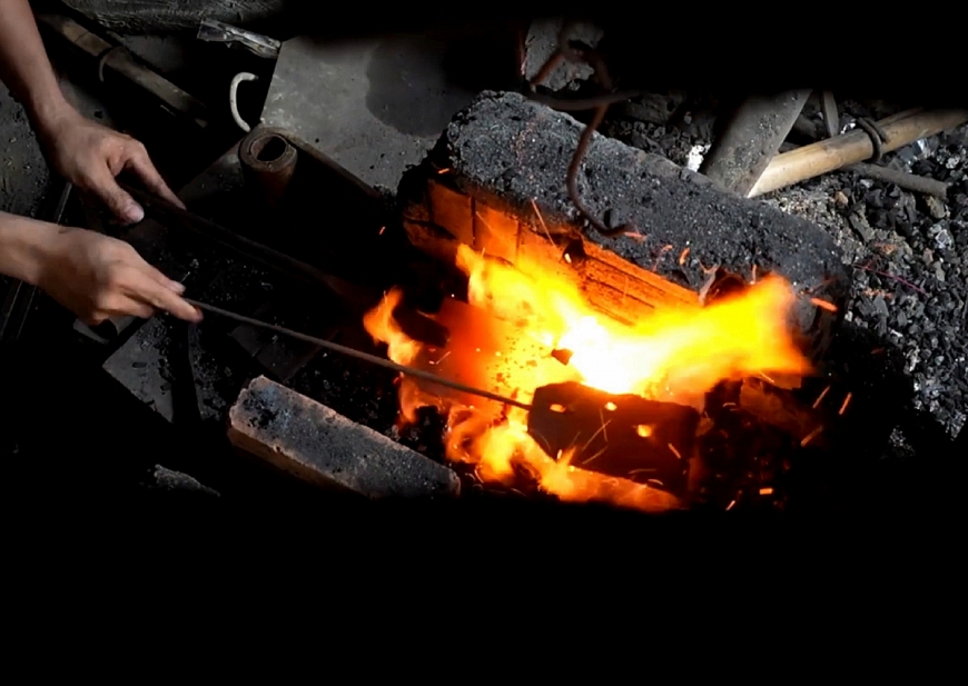 Các lò rèn ở xóm rèn Bao Vinh thường đồng loạt nổi lửa vào buổi sáng với tiếng quai búa vang dậy cả một góc phố cổ.