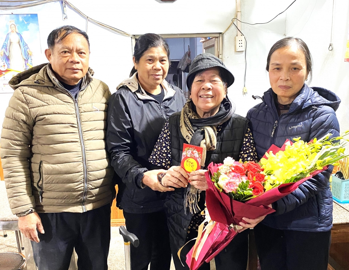 Bà Dương Thị Minh Hiền (bên phải) tặng quà Tết cho NCT hoàn cảnh khó khăn