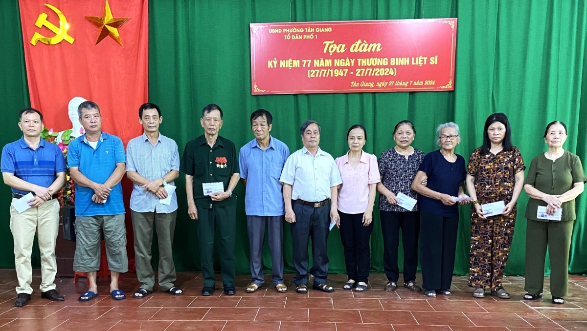 Bà Dương Thị Minh Hiền trao quà cho gia đình chính sách