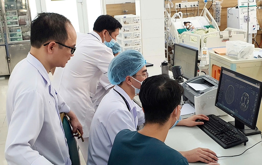 Các bác sĩ kiểm tra phim chụp não xem xét những tổn thương