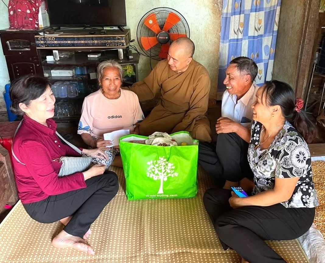 Bà Nguyễn Thị Ngọc (bên phải) cùng lãnh đạo Hội NCT huyện thăm, tặng quà NCT hoàn cảnh khó khăn nhân dịp Tết Nguyên đán Ất Tỵ 2025