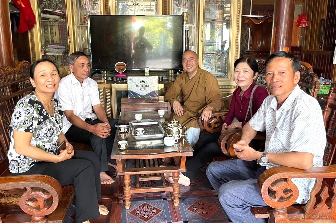 Bà Nguyễn Thị Ngọc (bên trái) cùng lãnh đạo Hội NCT huyện đi thăm cơ sở