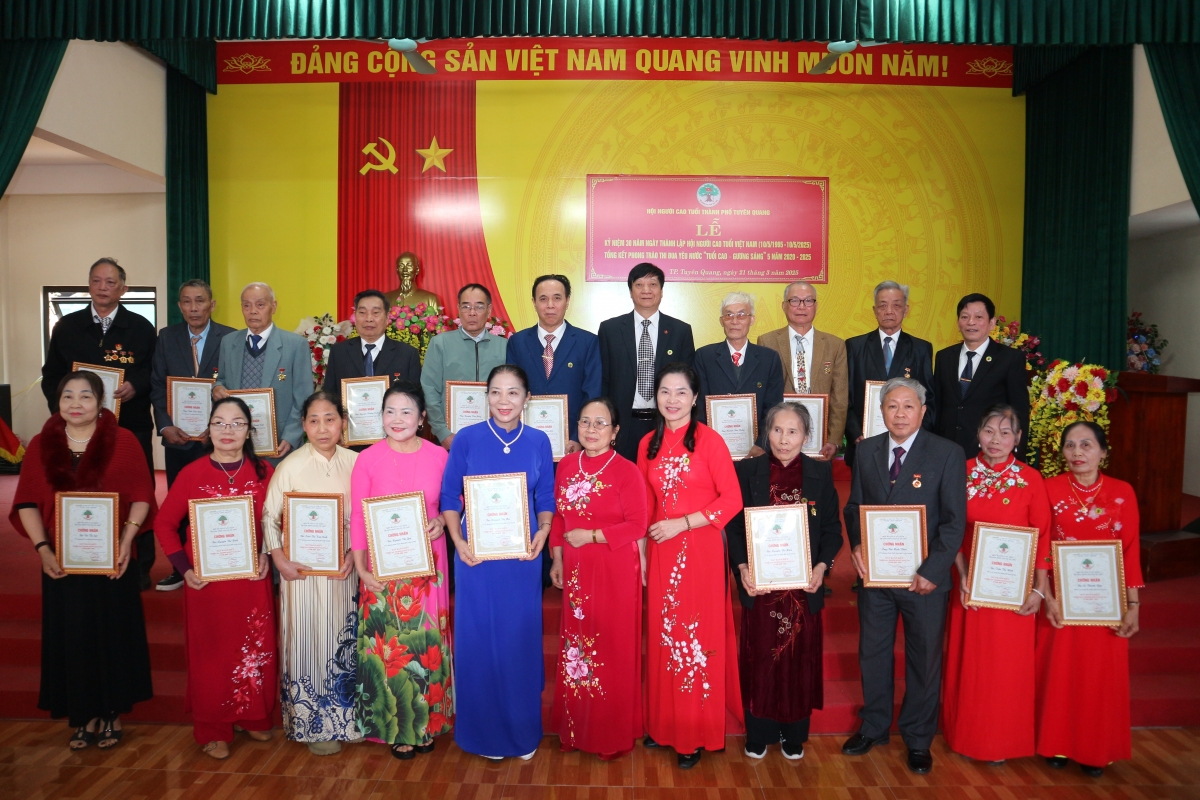 Người cao tuổi góp sức xây dựng quê hương ngày càng giàu đẹp, văn minh