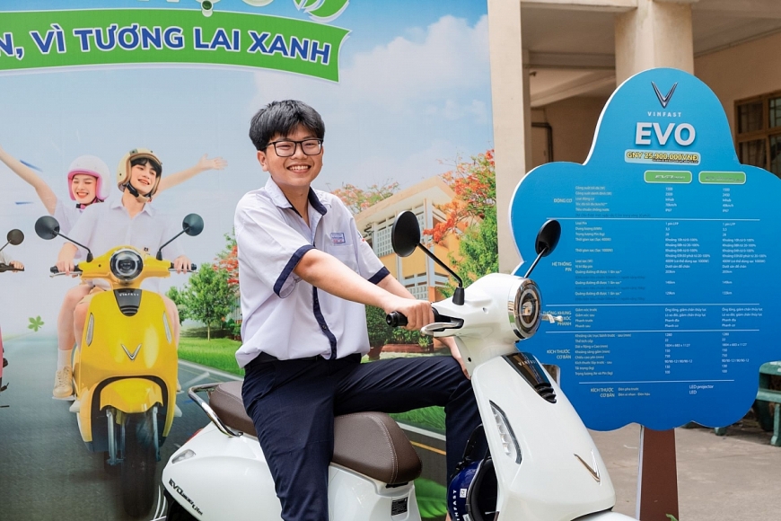 Nguyễn Công Danh (THPT Nguyễn Hữu Cảnh, TP.HCM) háo hức chờ tới ngày đi xe máy điện tới trường