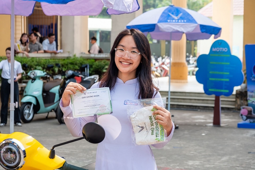 Huỳnh Ngọc Như (THPT Nguyễn Hữu Cảnh, TP.HCM) cho rằng mọi người cần chung tay chuyển đổi sang xe điện vì môi trường xanh, sạch, đẹp hơn