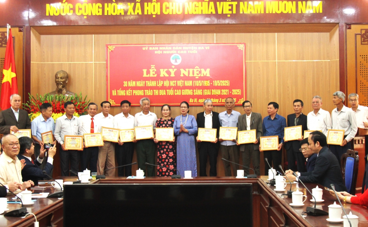 Trao Giấy chứng nhận của Hội NCT huyện cho các cá nhân Tuổi cao - Gương sáng