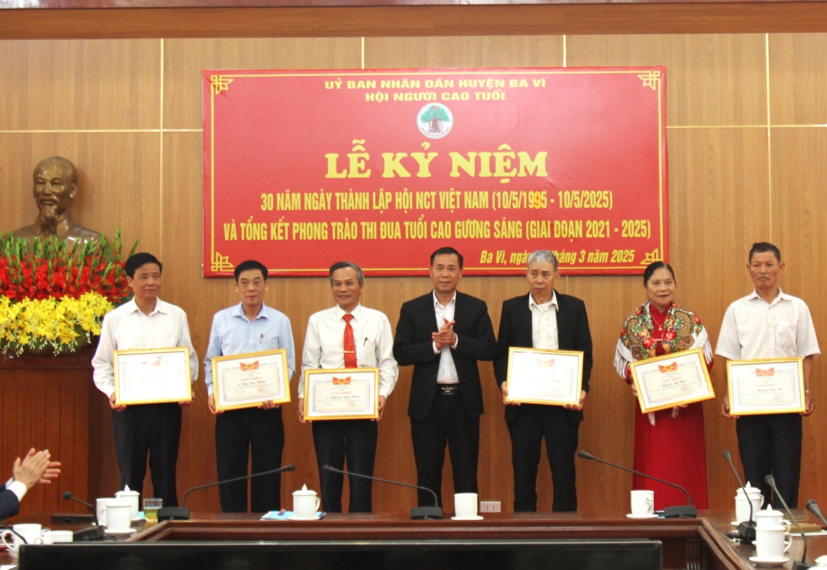 Khen thưởng, tôn vinh nhiều tập thể, cá nhân xuất sắc