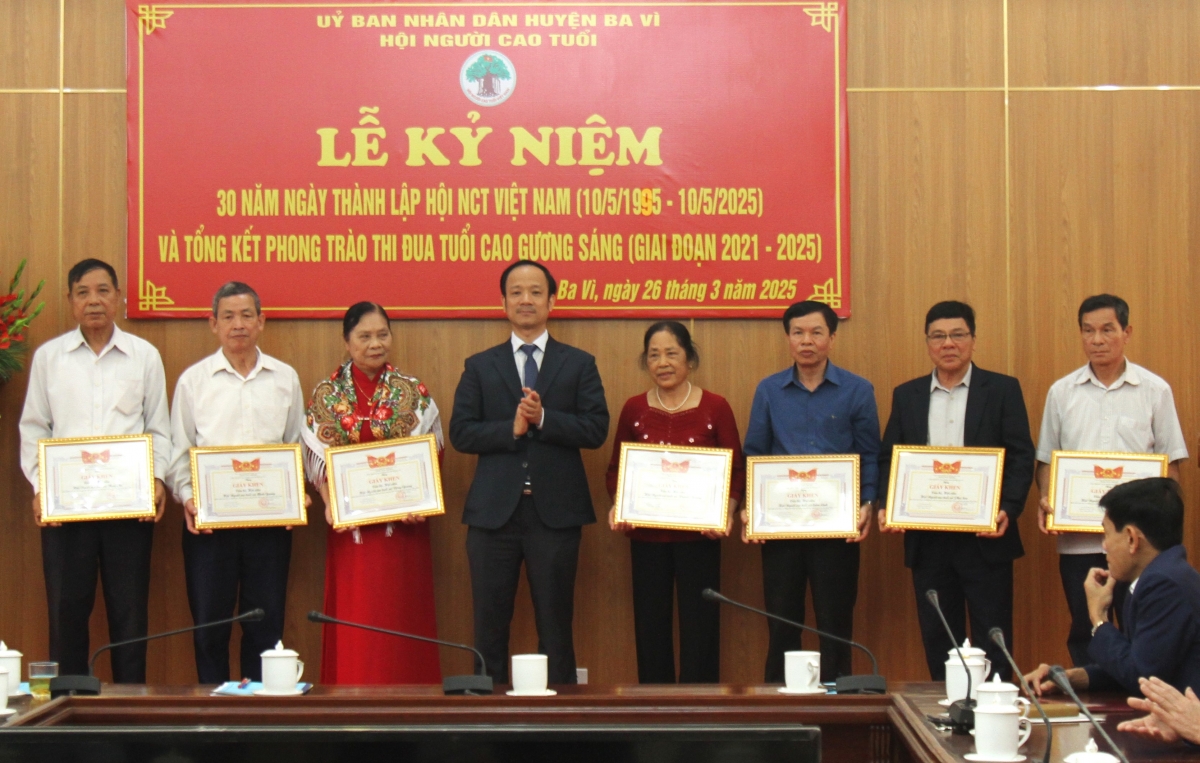 Trao Giấy khen của Chủ tịch UBND huyện cho các tập thể, cá nhân xuất sắc