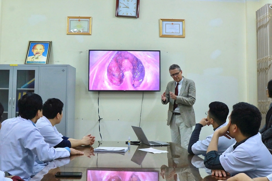 Chuyên gia y tế Pháp thăm khám, chữa trị tại Bệnh viện Đa khoa tỉnh Hà Tĩnh
