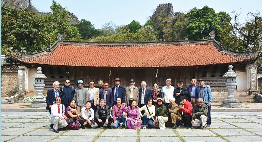 Đoàn nhà văn Chi hội Hà Đông - Sơn Tây chụp ảnh kỉ niệm.