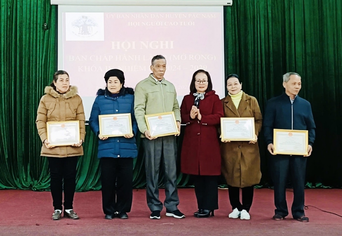 Hội NCT huyện Pác Nặm khen thưởng các tập thể, cá nhân xuất sắc trong công tác Hội và phopng trào Tuổi cao - Gương sáng năm 2024