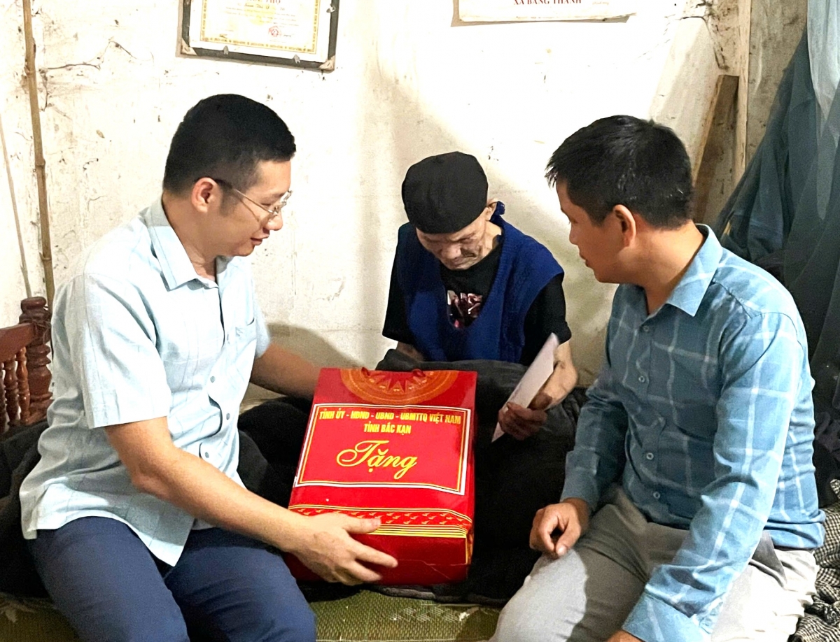 Tặng quà NCT hoàn cảnh khó khăn huyện Pác Nặm