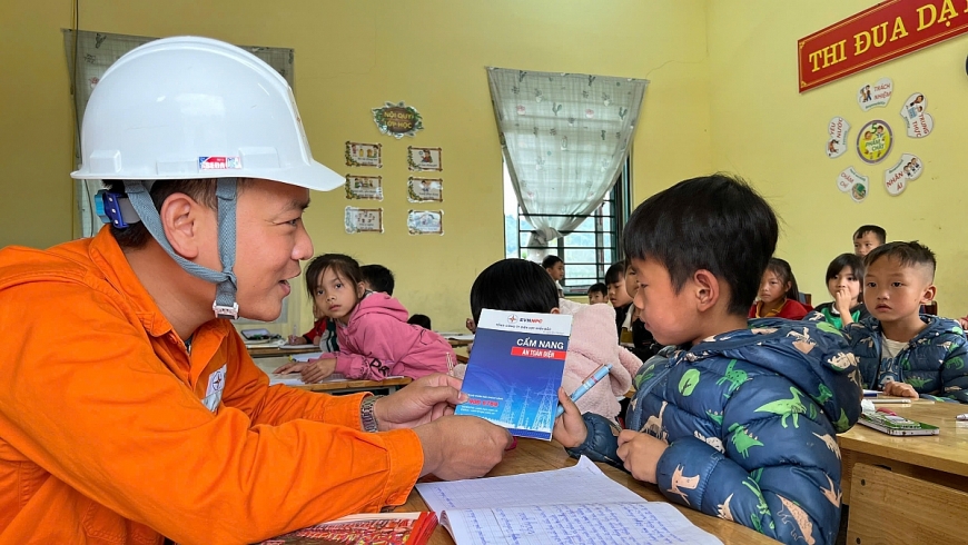 Chuyển đổi số để triển khai đồng bộ nhiều giải pháp đảm bảo cung cấp điện ổn định cho sản xuất kinh doanh