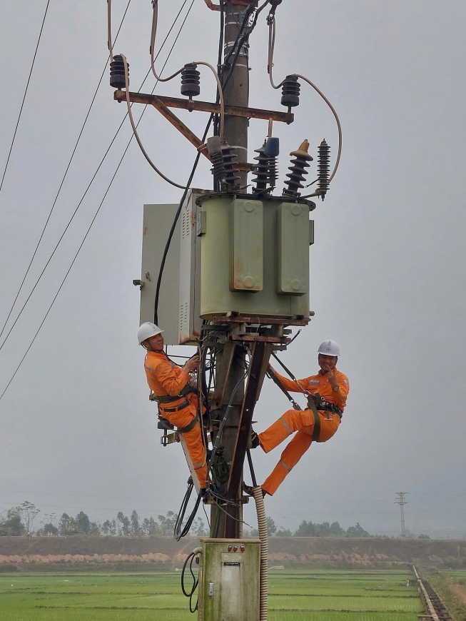 Chuyển đổi số để triển khai đồng bộ nhiều giải pháp đảm bảo cung cấp điện ổn định cho sản xuất kinh doanh