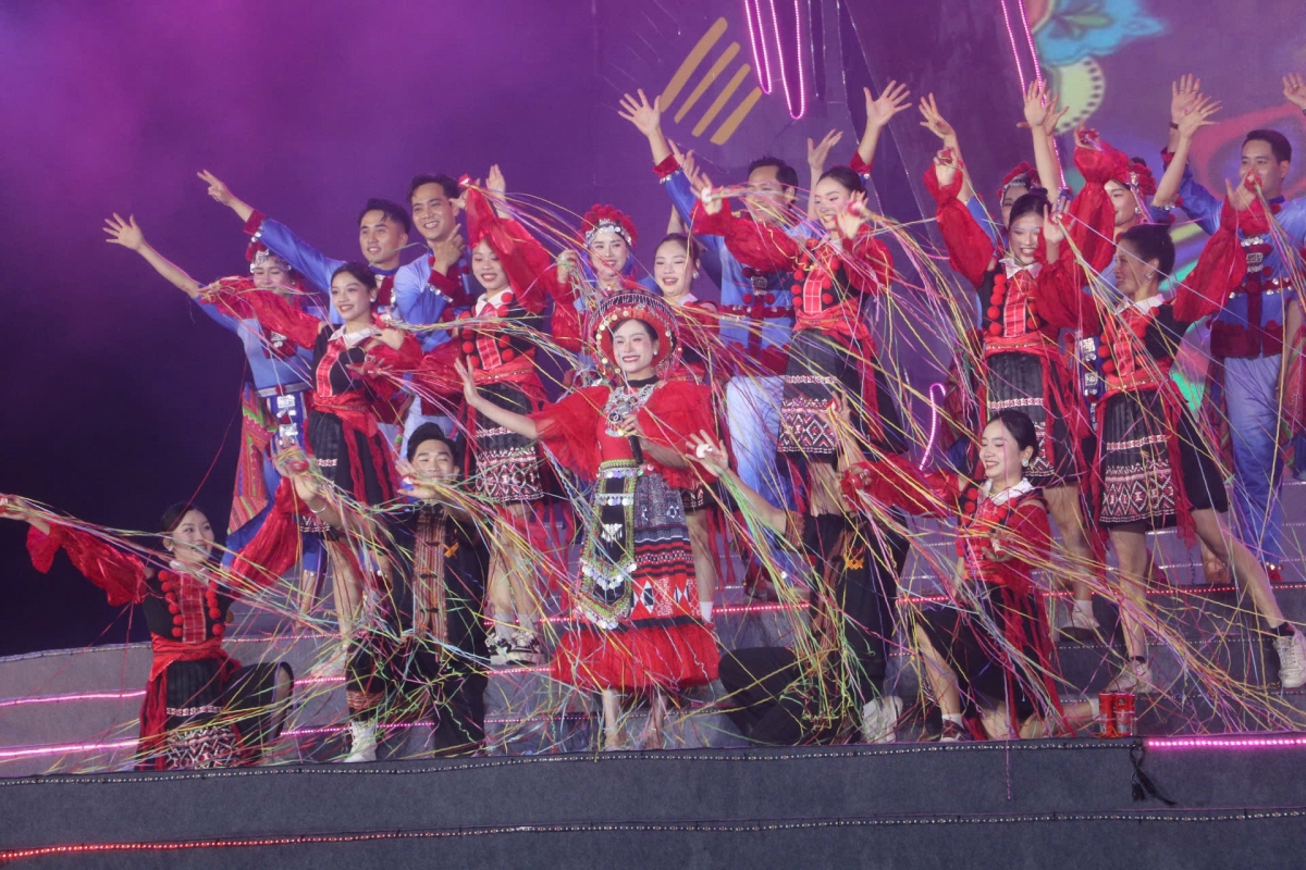 Khai mạc Lễ hội Đền Hùng và Tuần Văn hóa - Du lịch Đất Tổ năm Ất Tỵ 2025 .