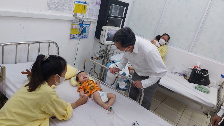Lãnh đạo Bộ Y tế Kiểm tra công tác thu dung điều trị sởi trẻ em tại Bệnh viện Phụ Sản Nhi Đà Nẵng