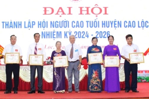 Ông Hoàng Văn Cường (ngoài cùng bên phải) được khen thưởng tại Hội nghị biểu dương NCT tiêu biểu tham gia xây dựng hệ thống chính trị cơ sở