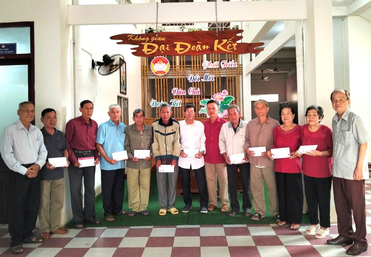 Tặng quà NCT hoàn cảnh khó khăn tỉnh Đồng Tháp nhân dịp Xuân mới Ất Tỵ 2025