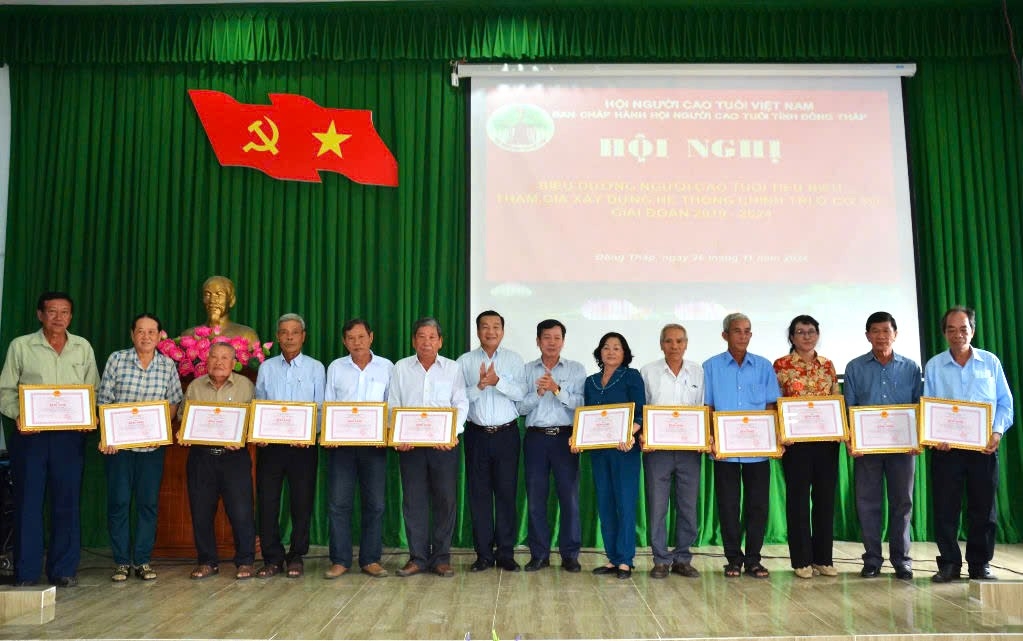 Khen thưởng các tập thể, cá nhân xuất sắc tham gia xây dựng hệ thống chính trị tỉnh Đồng Tháp giai đoạn 2019-2024