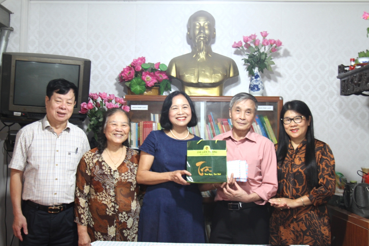 CLB đọc sách báo 