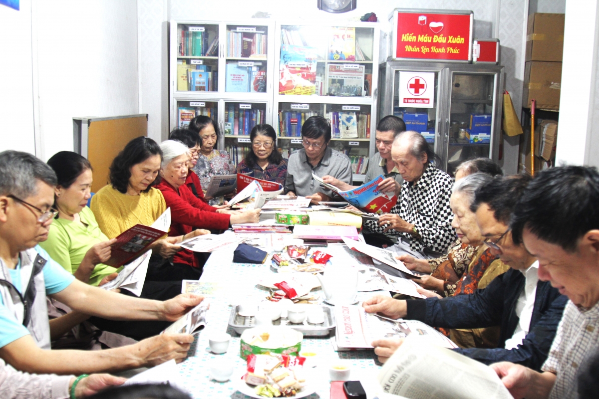 CLB đọc sách báo 