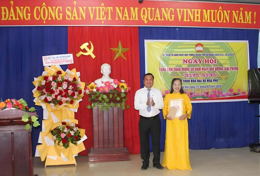 Nguyễn Thị Huề tại Lễ hội Tết Việt huyện Hòa Vang năm 2025. - Ông Lê Đinh Minh Hải, Bí thư Đảng ủy xã Hòa Phú trao Giấy biểu dương “Việc làm tốt - Hành động đẹp” cho bà Huề. -