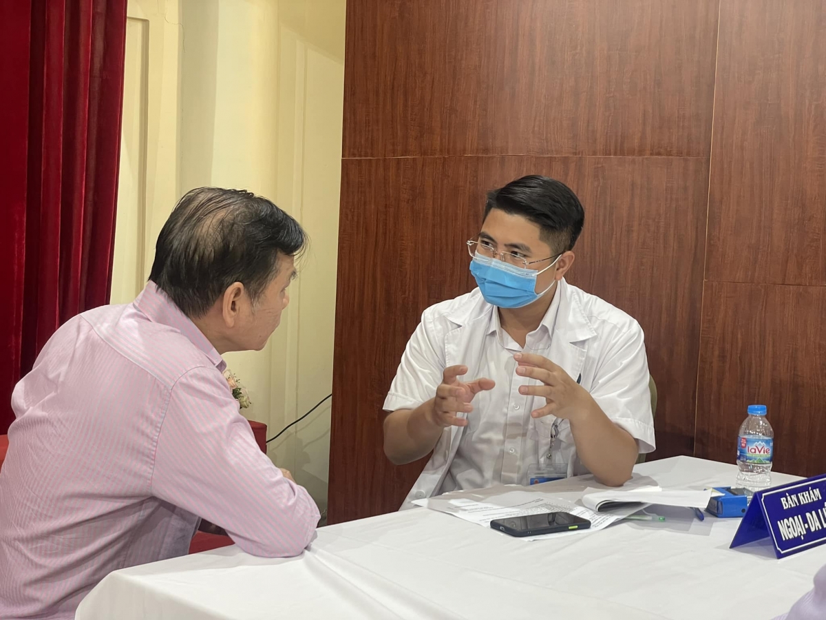 Kiểm tra và tư vấn sưc khoẻ cho NCT tại BVĐK Đống Đa 