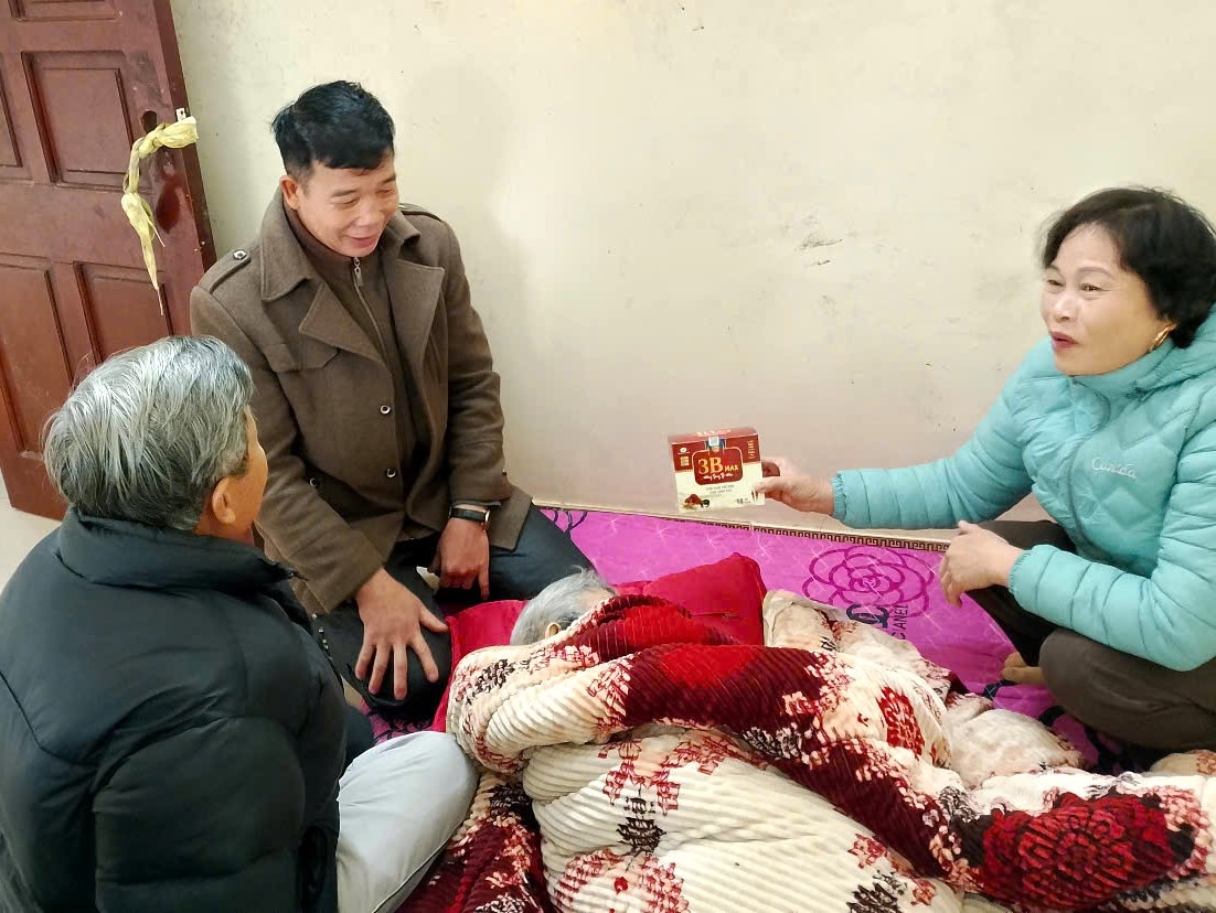 Tổ tình nguyện viên CLB LTHTGN Thôn Khổng, xã Hồng Sơn chăm sóc, khám sức khỏe và tặng quà NCT ốm đau lâu ngày tại nhà