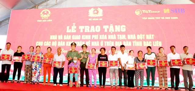 Đại tá Nguyễn Hồng Nguyên, Phó Chánh Văn phòng Bộ Công an và Đại tá Hồ Việt Triều, Giám đốc Công an tỉnh Bạc Liêu trao quà của Đại tướng Lương Tam Quang, Ủy viên Bộ Chính trị, Bộ trưởng Bộ Công an tặng 20 hộ gia đình khó khăn trên địa bàn tỉnh Bạc Liêu.