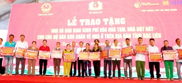 Ông Lữ Văn Hùng, Bí thư Tỉnh ủy Bạc Liêu và ông Phạm Văn Thiều, Phó Bí thư Tỉnh ủy, Chủ tịch UBND tỉnh trao quà tặng 20 hộ gia đình khó khăn trên địa bàn tỉnh Bạc Liêu.