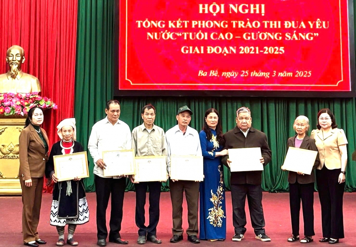 Hội NCT huyện Ba Bể tặng Giấy khen cho các tập thể và cá nhân có thành tích xuất sắc trong phong trào thi đua yêu nước Tuổi cao - Gương sáng