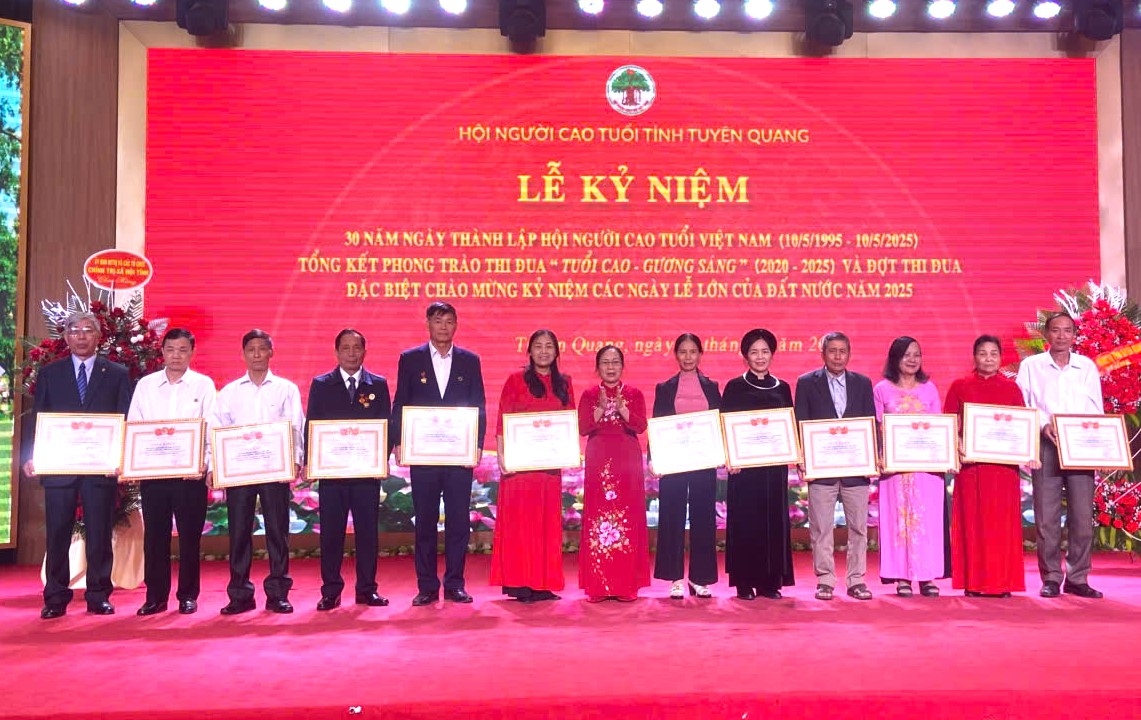 Hội NCT tỉnh Tuyên Quang khen thưởng các tập thể, cá nhân xuất sắc trong phong trào thi đua yêu nước Tuổi cao - Gương sáng giai đoạn 2020-2025