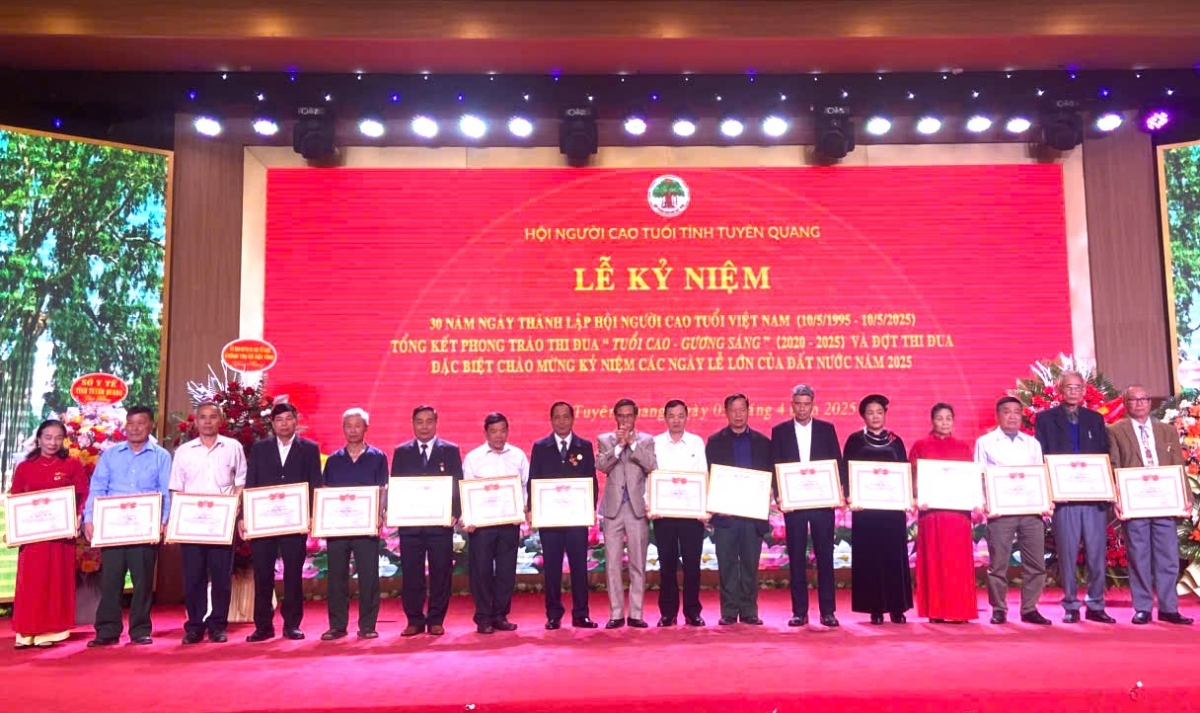 Hội NCT tỉnh Tuyên Quang khen thưởng các tập thể, cá nhân xuất sắc trong phong trào thi đua yêu nước Tuổi cao - Gương sáng giai đoạn 2020-2025