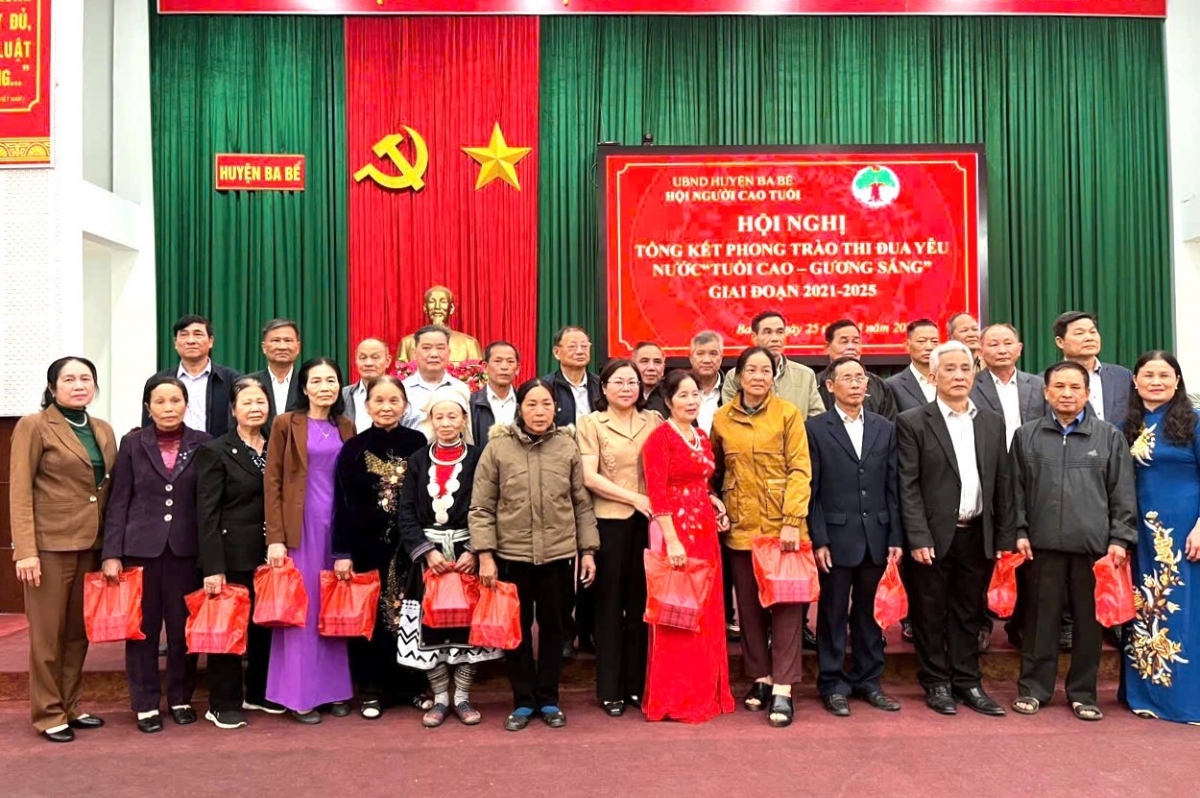 Tặng quà các đại biểu tham dự Hội nghị