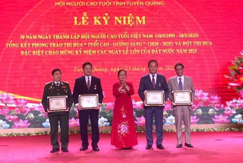 Trao Kỉ niệm chương Vì sự nghiệp bảo vệ, chăm sóc, phát huy vai trò NCT cho các cá nhân có nhiều đóng góp