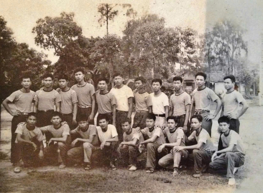 Ông Nguyễn Văn Nhượng(người ngồi thứ nhất từ phải sang) chụp ảnh cùng các đồng đội trước khi hành quân đi B, tháng 2/1972.